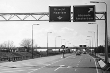 839783 Gezicht op de Provincialeweg tussen Vinkeveen en Loenersloot bij Loenersloot, met naar rechts de aansluiting ...